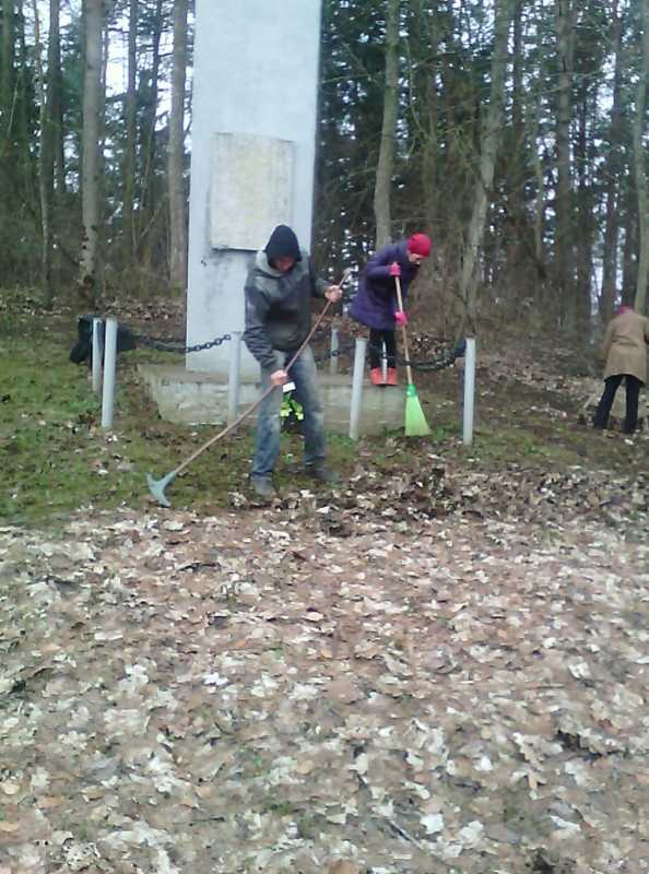 Добраўпарадкаванне помніка загінуўшым у вёсцы Двор-Залессе