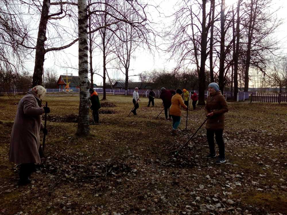 Уборка парка ў вёсцы Капыльшчына